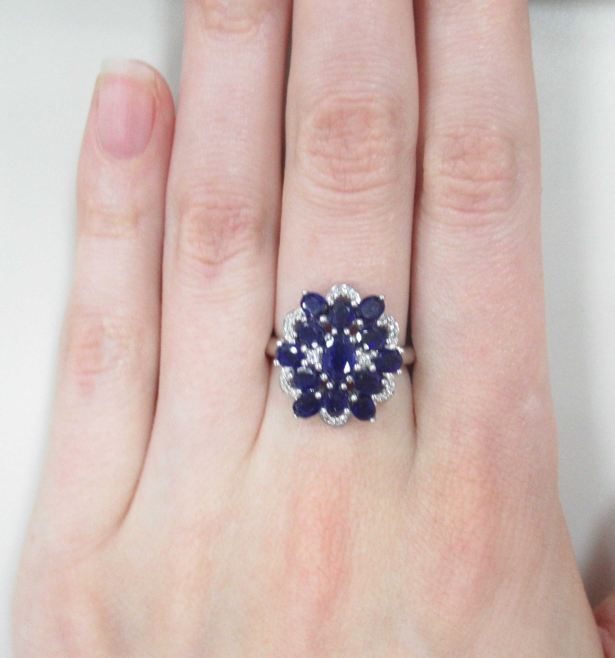 Серебряное кольцо с сапфирами